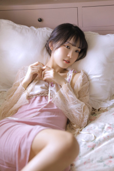 美女露胸